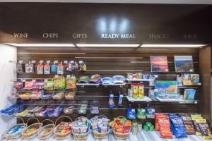 Supermarket nebo jiné obchody v  hotelu nebo okolí