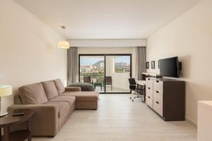 TV a/nebo společenská místnost v ubytování Medano Hotel and Spa
