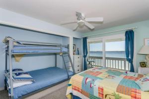 1 dormitorio con litera y ventana en Boardwalk E3, en Pensacola Beach