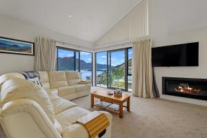 Posezení v ubytování Queenstown Lake Views - Upstairs Apartment