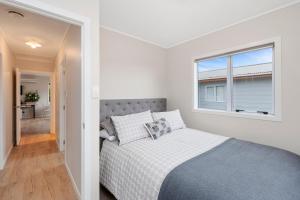 a bedroom with a bed and a window at Fifteen B - National Park Holiday Home in National Park