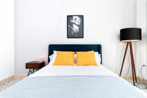 Posteľ alebo postele v izbe v ubytovaní iloftmalaga Premium Calle Granada