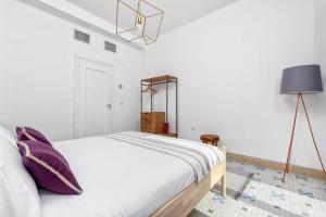 Posteľ alebo postele v izbe v ubytovaní iloftmalaga Premium Calle Granada