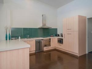 Dapur atau dapur kecil di Port Break - Central Whangamata Apartment