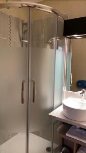 Kylpyhuone majoituspaikassa Kimotel Epône-Flins