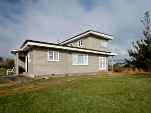 a house with a large yard in front of it at Raetihi Cottage- Raetihi Holiday Home in Raetihi