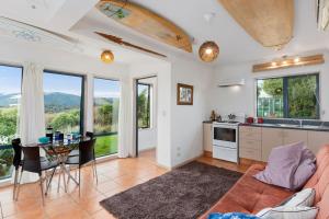 Η κουζίνα ή μικρή κουζίνα στο Surfinn Eco Cottage - Papatowai Cottage