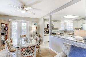 cocina y sala de estar con mesa y sillas en Evian 230 en Hilton Head Island
