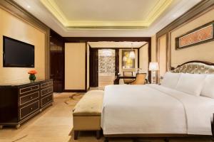 Tempat tidur dalam kamar di Wanda Realm Harbin Hotel