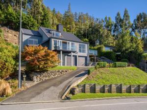 dom na wzgórzu z podjazdem w obiekcie Wakatipu Views - Queenstown Holiday Home w mieście Queenstown