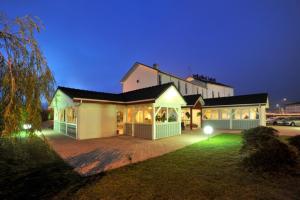 拉查佩里聖魯的住宿－布里特魯瓦精萃機場酒店，一间在院子里放灯的大房子