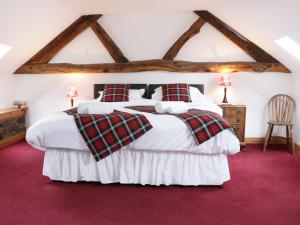 FelindreにあるTractor Shedのベッドルーム1室(赤いカーペットフロアの大型ベッド1台付)