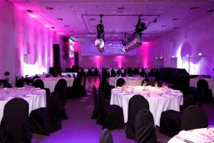 une salle de banquet avec des tables et des chaises blanches et un éclairage violet dans l'établissement Sofitel Buenos Aires Recoleta, à Buenos Aires 156 autres photos