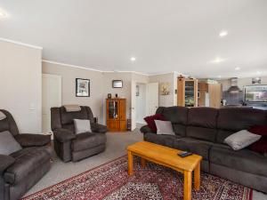 A seating area at Lakewood Lodge with WiFi - Taupo Holiday Home