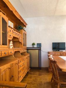 jadalnia z drewnianym biurkiem i stołem w obiekcie Casa Vacanze - Residenza San Luca w mieście Muro Lucano