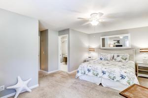 Schlafzimmer mit einem Bett und einem Deckenventilator in der Unterkunft Evian 230 in Hilton Head Island