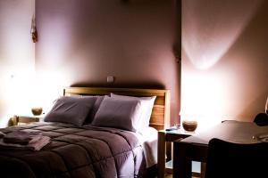 una camera da letto con un letto e una scrivania con una lampada di Nafplio TopView a Nauplia