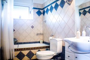 un bagno con un water, un lavandino e una vasca di Nafplio TopView a Nauplia Altre 18 foto