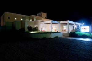 拉斯格路塔斯MIL ROSAS的一座建筑在晚上,前面有标志