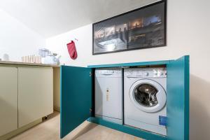 pralnia z pralką i suszarką w obiekcie IREX Trevi Fountain private Penthouse w Rzymie
