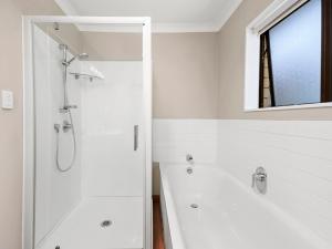 Ένα μπάνιο στο Heathcote Cottage - Taupo Holiday Home +12 φωτογραφίες