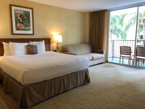 Ein Bett oder Betten in einem Zimmer der Unterkunft Waikiki Resort Hotel
