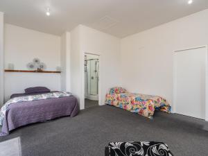 a bedroom with two beds in a room at Cheviot's Hideaway - Mangawhai Heads Holiday Home in Mangawhai