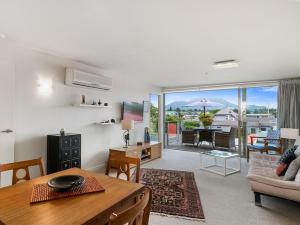 een woonkamer met een bank en een tafel bij Relax on Roberts - Taupo Holiday Home in Taupo