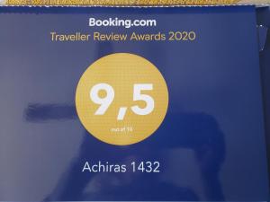 a sign for a travelreview awards with a yellow circle at Achiras 1432 in Montevideo