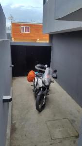 una moto parcheggiata di fronte a un garage di Departamento Amoblado 2 dormitorios a Río Grande