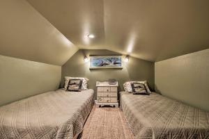 Tempat tidur dalam kamar di Guntersville Lake Home with Deck and Covered Boat Slip