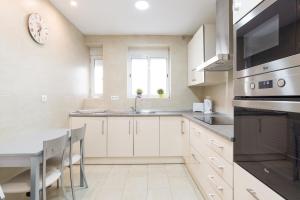 Kuchyňa alebo kuchynka v ubytovaní Alferez I by ELE Apartments + 4 fotografie