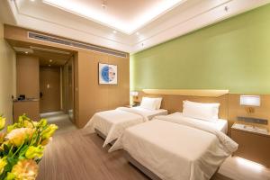 En eller flere senger på et rom på Metropolo Hotel-Guangzhou baiyunzhan jiangnan market canton fair phase free shuttle bus