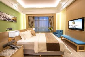a hotel room with a bed and a television at Metropolo Jingjiang Hotels- JiangNan market ShuangLong in Guangzhou
