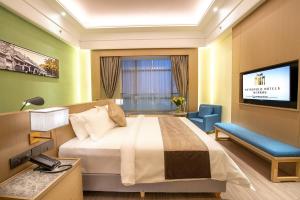 TV a/nebo společenská místnost v ubytování Metropolo Hotel-Guangzhou baiyunzhan jiangnan market canton fair phase free shuttle bus