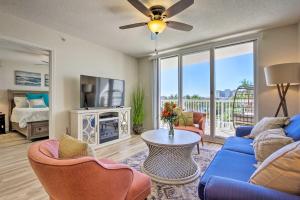 sala de estar con sofá, sillas y TV en Snowbirds Retreat Walkable Destin Condo with View! en Destin