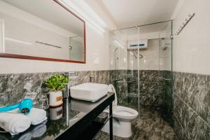 Koupelna v ubytování LE PHUONG Dalat + 37 fotografií