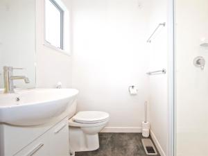 Un baño blanco con lavabo e inodoro. en Stargazer - Ohakune Holiday Home, en Ohakune 10 fotos más