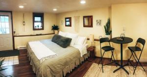 Schlafzimmer mit einem Bett, einem Tisch und Stühlen in der Unterkunft Wildflower Private Studio Suite by Belle Neige in Whistler