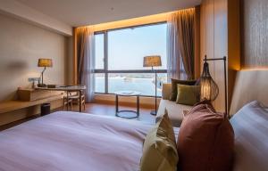 Postel nebo postele na pokoji v ubytování Golden Lake Hotel