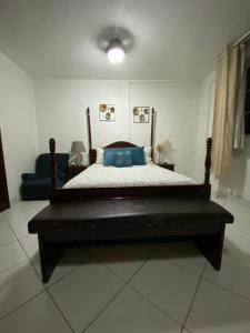sypialnia z dużym łóżkiem z niebieskimi poduszkami w obiekcie Apartamentos Comodos Cerca del Aeropuerto w mieście Gwatemala