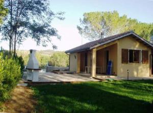 サトゥルニアにあるLa Casa Delle Cascateの小黄色の家
