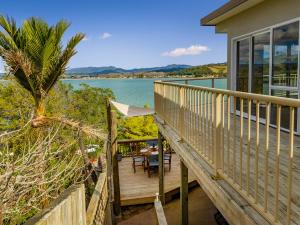 Balkon atau teras di Seaview Serenity- Whitianga Holiday Home