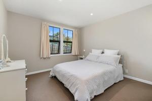 Postel nebo postele na pokoji v ubytování Lavender Country Cottage - Arrowtown Holiday Home