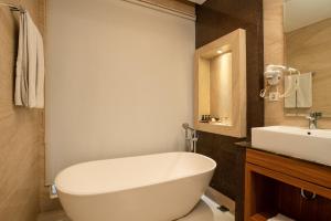 حمام في Le Eminence Puncak Hotel Convention & Resort