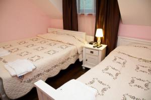 Cama o camas de una habitación en Zajazd Borowik