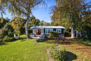 Gallery image of North Cole Cottage - Hatepe Lake Front Home in Waitahanui