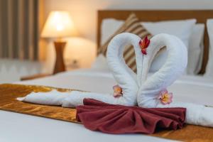 Postel nebo postele na pokoji v ubytování Nusa Indah Onai Hotel
