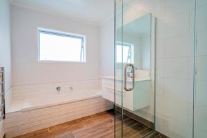 Ένα μπάνιο στο Seascape - Cooks Beach Holiday Home +14 φωτογραφίες
