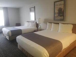Postel nebo postele na pokoji v ubytování Shilo Inn Suites Salem